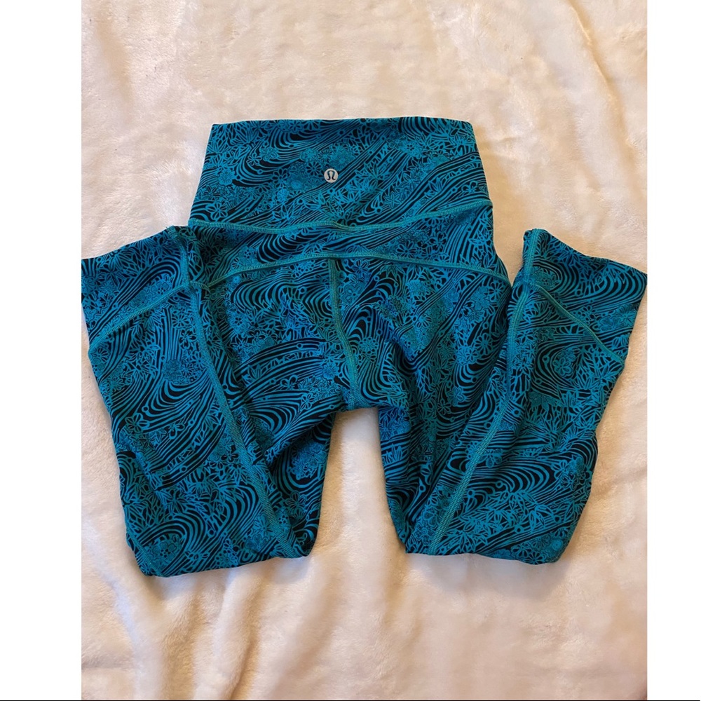 Lululemon Blue Patterned Cropped Leggings